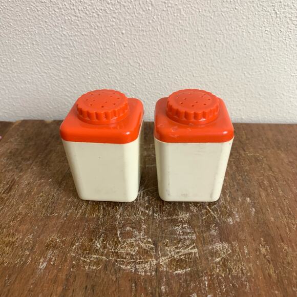 Vintage Retro Sterlite Plastic Orange Butterfly Salt & Pepper Shakers - Picture 4 of 7